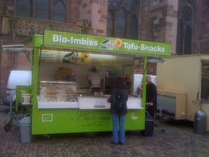 bio-vegetarisch-markt-freiburg Neu auf dem Freiburger Markt: Vegetarische Bio-Würstchen